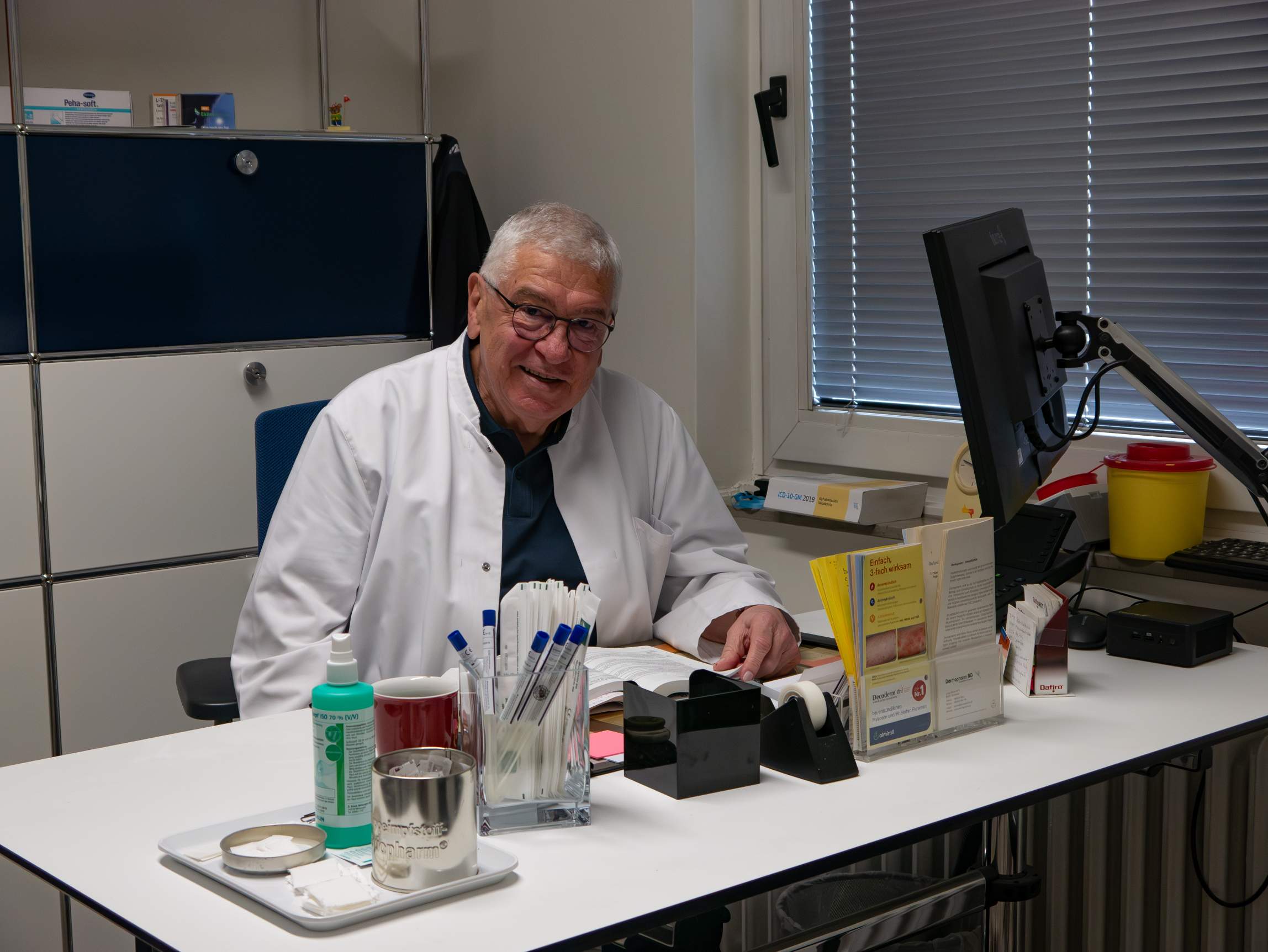 Arzt Dr. Burger in seinem Büro